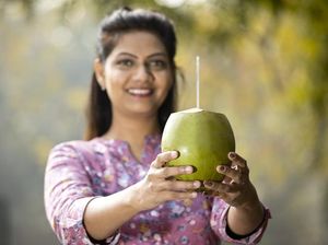 Minum Air Kelapa Hijau Plus Air Jeruk Nipis Bisa Sembuhkan COVID-19, Ini Faktanya! Minum Air Kelapa Hijau Plus Air Jeruk Nipis Bisa Sembuhkan COVID-19, Ini Faktanya!