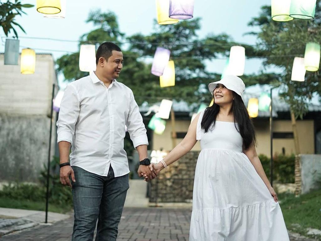 Wanita 54 Tahun Nikahi Brondong 20 Tahun Lebih Muda, Prewedding-nya Viral Wanita 54 Tahun Nikahi Brondong 20 Tahun Lebih Muda, Prewedding-nya Viral