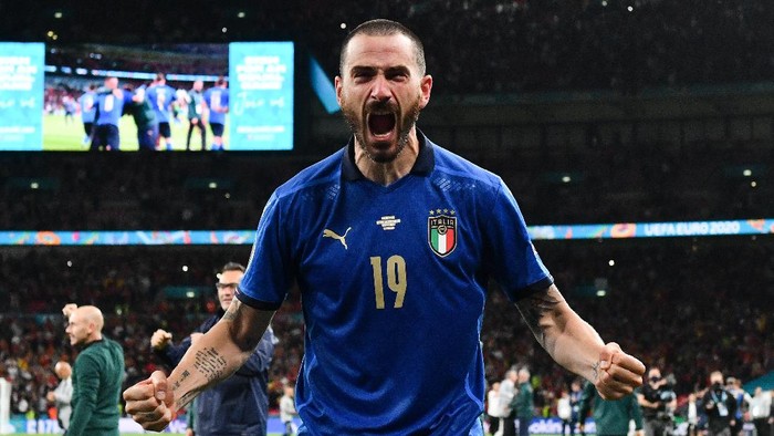 LONDON, ENGLAND - JULY 06: Leonardo Bonucci of Italy celebrates following their teams victory in the penalty shoot out after the UEFA Euro 2020 Championship Semi-final match between Italy and Spain at Wembley Stadium on July 06, 2021 in London, England. (Photo by Justin Tallis - Pool/Getty Images)