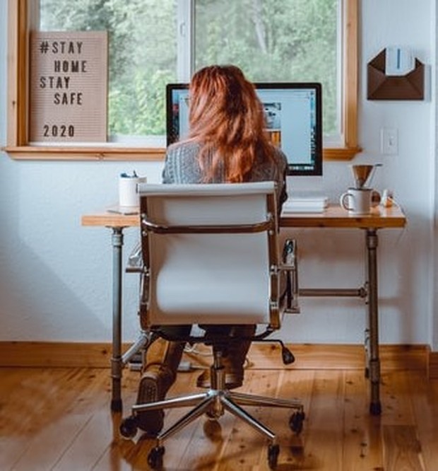 Meja dan kursi yang nyaman cegah sakit punggung/Foto: Unsplash/Tina Witherspoon Meja dan kursi yang nyaman cegah sakit punggung