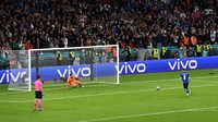 Jorginho menjadi penendang penalti kelima Italia.