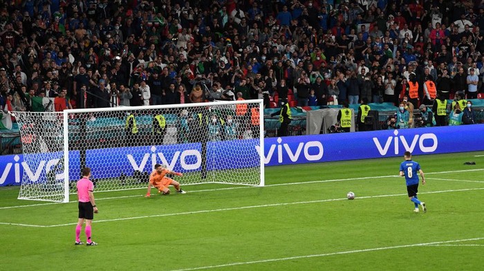 Italia melaju ke final Euro 2020 setelah menyingkirkan Spanyol dalam drama adu penalti. Salah satu penalti yang menjadi penentu kemenangan dilakukan oleh Jorginho.