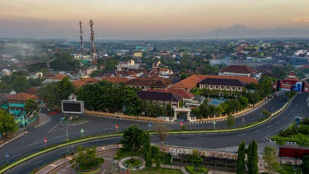 Foto udara suasana penutupan jalan protokol di sekitar kawasan alun-alun Simpang Enam Demak saat penerapan PPKM Darurat di Kabupaten Demak, Jawa Tengah, Selasa (6/7/2021). Polres Demak menutup sejumlah jalan protokol selama 24 jam pada hari Sabtu-Minggu, dan pukul 14.00-06.00 pada hari Senin-Jumat hingga 20 Juli mendatang guna membatasi mobilitas warga saat penerapan PPKM Darurat Jawa-Bali sebagai upaya untuk menekan lonjakan kasus COVID-19. ANTARA FOTO/Aji Styawan/pras.