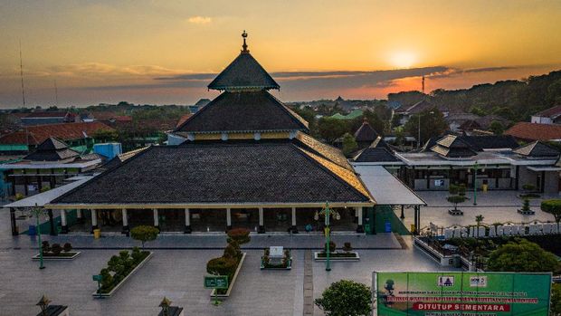 Foto udara suasana kompleks Masjid Agung Demak yang ditutup sementara di Demak, Jawa Tengah, Selasa (6/7/2021). Penutupan sementara kompleks Masjid Agung Demak itu dalam rangka penerapan PPKM Darurat Jawa-Bali sebagai upaya menekan lonjakan kasus COVID-19. ANTARA FOTO/Aji Styawan/pras.
