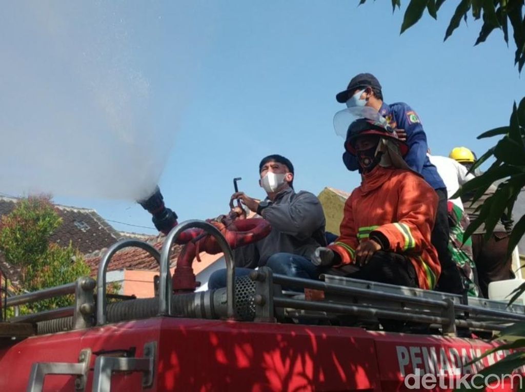 Pria di Kota Pasuruan yang Ngamuk ke Penyemprot Disinfektan Minta Maaf Pria di Kota Pasuruan yang Ngamuk ke Penyemprot Disinfektan Minta Maaf