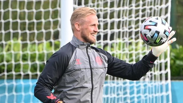Denmark's goalkeeper Kasper Schmeichel attends Denmark's MD-1 training session at the Tottenham Hotspur training ground in London on July 6, 2021 on the eve of their UEFA EURO 2020 semi-final football match against England. (Photo by Paul ELLIS / AFP)