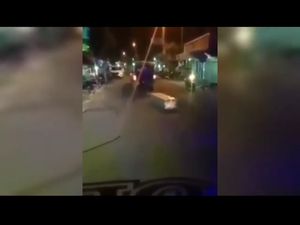 Viral Peti Mati Jenazah COVID-19 Terjatuh dari Ambulans di Tengah Jalan Viral Peti Mati Jenazah COVID-19 Terjatuh dari Ambulans di Tengah Jalan