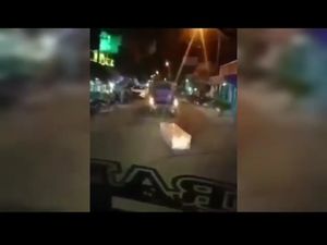 Viral Peti Mati Jenazah COVID-19 Jatuh dari Ambulans, Begini Ceritanya Viral Peti Mati Jenazah COVID-19 Jatuh dari Ambulans, Begini Ceritanya