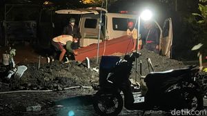 Petugas Makam COVID-19 di Sidoarjo Bekerja Tanpa APD