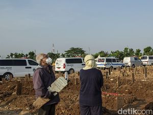 Video: Melihat Hilir Mudik Ambulans Jenazah di TPU Rorotan