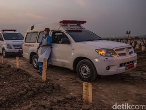 Kisah Sopir Ambulans di Ganasnya Pandemi: Perkara Hidup-Mati dan Tudingan Hoax Kisah Sopir Ambulans di Ganasnya Pandemi: Perkara Hidup-Mati dan Tudingan Hoax