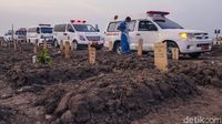 Pilu Antrean Ambulans di TPU Rorotan