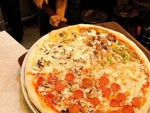 Wow! Pizza Ukuran Jumbo Bisa Dipesan Online di 5 Tempat Ini Wow! Pizza Ukuran Jumbo Bisa Dipesan Online di 5 Tempat Ini