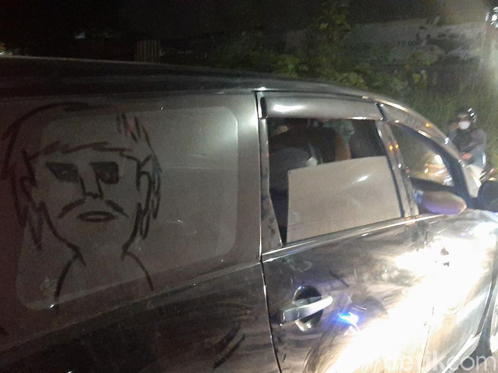 Polisi Buru Pemilik Mobil Berisi Mayat Wanita Terbungkus Plastik di Bogor Polisi Buru Pemilik Mobil Berisi Mayat Wanita Terbungkus Plastik di Bogor