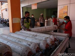 Polisi Kawal Distribusi Oksigen Medis ke RSUD Prof dr Soekandar Mojokerto Polisi Kawal Distribusi Oksigen Medis ke RSUD Prof dr Soekandar Mojokerto