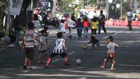 Potret Anak-anak Bermain Bola saat Penutupan Jalan