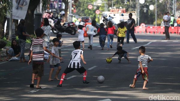 Potret Anak-anak Bermain Bola saat Penutupan Jalan
