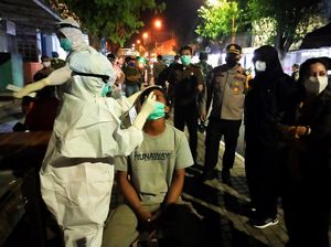 Puluhan Pelanggar Prokes di Pasar Banyuwangi Jalani Swab, Hasilnya? Puluhan Pelanggar Prokes di Pasar Banyuwangi Jalani Swab, Hasilnya?