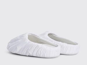 Disebut Sandal Berkafan, Selop Maison Margiela Dijual Rp 6 Juta Disebut Sandal Berkafan, Selop Maison Margiela Dijual Rp 6 Juta