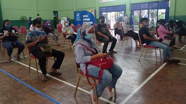 Suasana Vaksinasi di Gelanggang Remaja Pesanggrahan