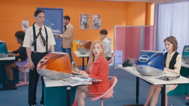 Tampil feminine dengan dress pink, Taeyeon suguhkan konsep music retro.