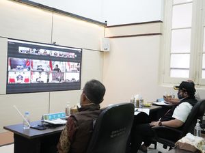 Terobosan Bupati Kediri Hadirkan Mobil Swab PCR di Tengah Pandemi COVID-19 Terobosan Bupati Kediri Hadirkan Mobil Swab PCR di Tengah Pandemi COVID-19