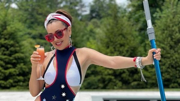 7 Potret Seksi Thalia Pakai Baju Renang Jelang Usia 50