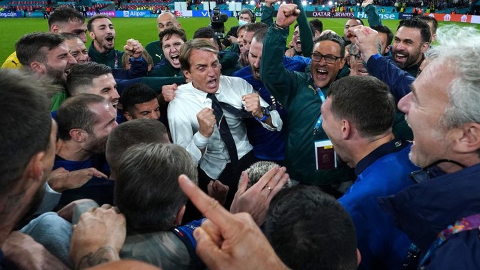 LONDON, ENGLAND - JULY 06: Head coach Italy Roberto Mancini  (C) celebrates at the end of the UEFA Euro 2020 Championship Semi-final match between Italy and Spain at Wembley Stadium on July 06, 2021 in London, England. (Photo by Claudio Villa/Getty Images)