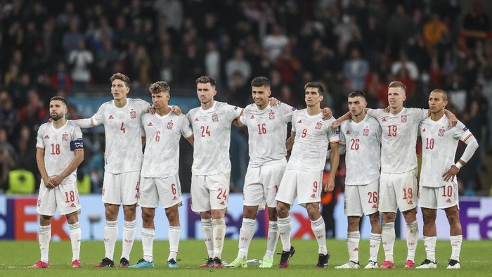 Spain players stand on the pitch during the penalty kicks of the Euro 2020 soccer championship semifinal match against Italy at Wembley stadium in London, England, Tuesday, July 6, 2021. (Carl Recine/Pool Photo via AP)