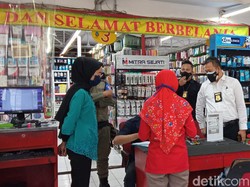 Bukan Sektor Esensial, Toko Aksesoris Ponsel di Bandung Ditutup Petugas