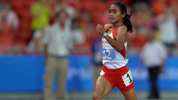 Triyaningsih Triyaningsih of Indonesia competes in the women's 10,000m final athletics event during the 28th Southeast Asian Games (SEA Games) in Singapore on June 11, 2015.   AFP PHOTO / MANAN VATSYAYANA (Photo by MANAN VATSYAYANA / AFP)