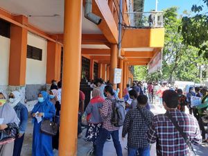 Warga Surabaya Berburu Vaksin di Stadion Tambaksari, Antrean Mengular