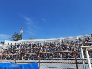 Pemburu Vaksin di Stadion Tambaksari Membeludak, Warga Surabaya Antre di Tribun