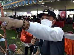 Momen Wali Kota Surabaya Marah Melihat Kerumunan Massa yang Akan Vaksin