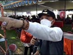 Momen Wali Kota Surabaya Marah Melihat Kerumunan Massa yang Akan Vaksin