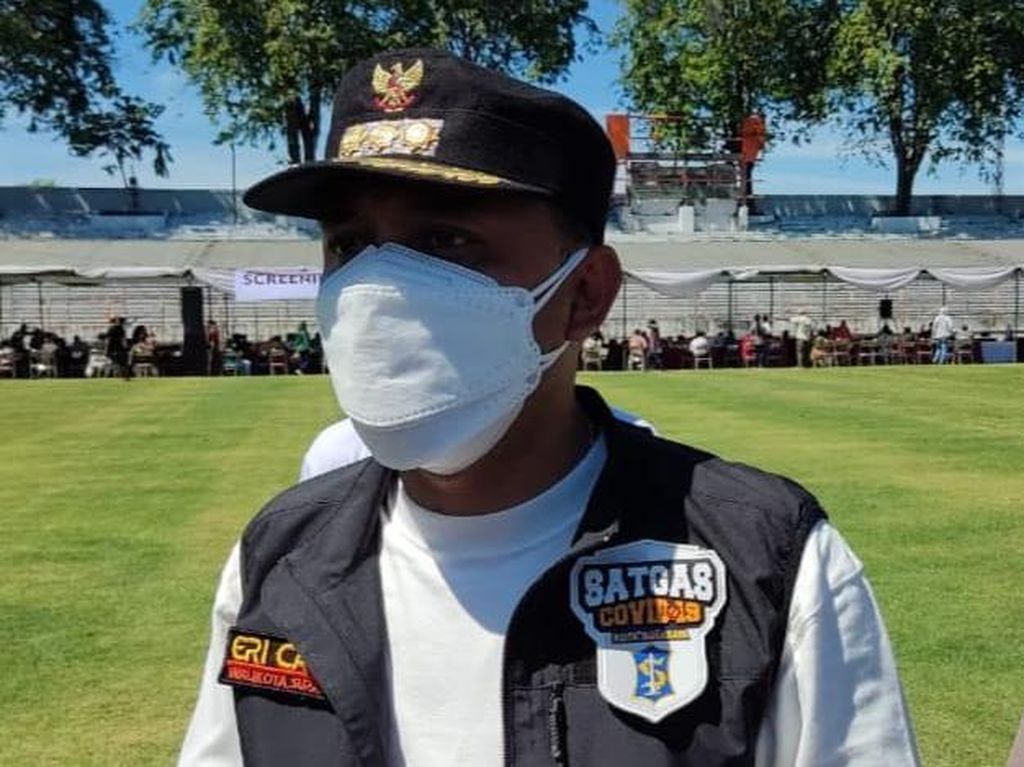 Ini Pesan Wali Kota Eri Cahyadi Saat Ikut Vaksinasi di Stadion Tambaksari Ini Pesan Wali Kota Eri Cahyadi Saat Ikut Vaksinasi di Stadion Tambaksari