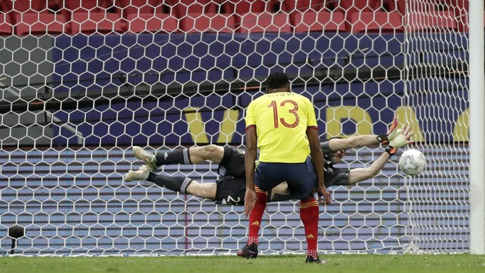 Argentinas goalkeeper Emiliano Martinez blocks a penalty shot by Colombias Yerry Mina during the  penalty shootout in a Copa America semifinal soccer match at the National stadium in Brasilia, Brazil, Wednesday, July 7, 2021. (AP Photo/Eraldo Peres)