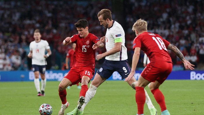 LONDON, ENGLAND - JULY 07: Harry Kane of England is challenged by Christian Norgaard of Denmark inside the penalty area during the UEFA Euro 2020 Championship Semi-final match between England and Denmark at Wembley Stadium on July 07, 2021 in London, England. (Photo by Carl Recine - Pool/Getty Images)