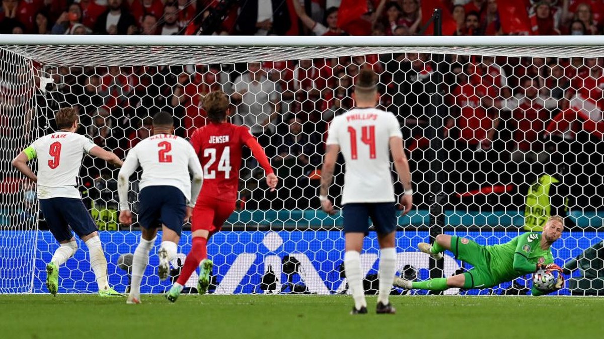 Inggris didakwa UEFA karena fans menyorotkan laser ke arah kiper Denmark Kasper Schmeichel. (Foto: Getty Images/Paul Ellis - Pool)