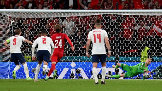 LONDON, ENGLAND - JULY 07: Harry Kane of England has a penalty saved by Kasper Schmeichel of Denmark, before he goes on to score the rebound for his team's second goal during the UEFA Euro 2020 Championship Semi-final match between England and Denmark at Wembley Stadium on July 07, 2021 in London, England. (Photo by Paul Ellis - Pool/Getty Images)