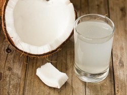 Air Kelapa Tua Tak Kalah Nutrisinya dari Air Kelapa Hijau yang Diburu Saat Pandemi