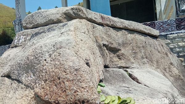 Foto Batu Hobon, Peti Harta Hingga Obat Sakti Pembangkit Orang Mati