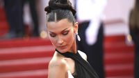 10 Gaya Seksi Bella Hadid Pamer Tato Bahasa Arab di Karpet Merah Cannes