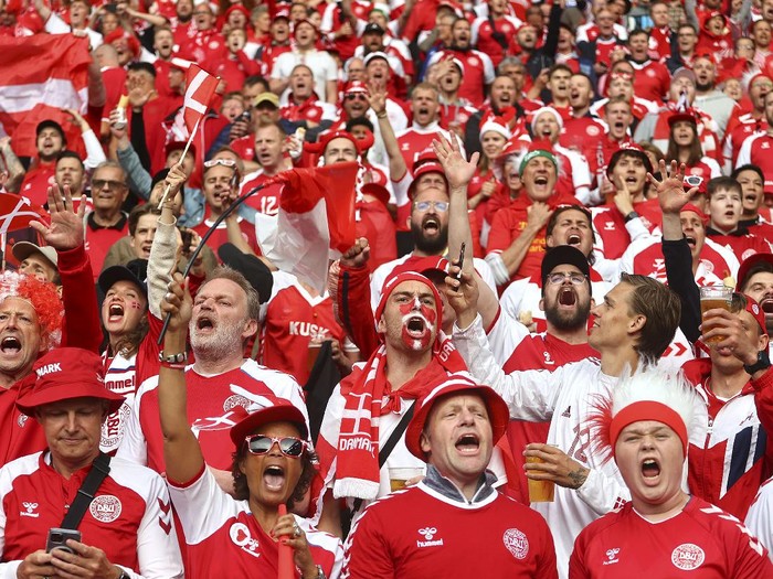 Pada setiap gelaran sepakbola hampir selalu ada tim-tim yang kurang dijagokan namun mampu berbicara banyak di atas rumput hijau, salah satunya Timnas Denmark.