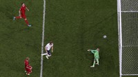 Pertandingan Kembali berlanjut melalui 2x15 menit, Timnas Inggris mendapat hadiah penalti pada menit 104. Eksekusi Harry Kane sempat ditepis Kasper Schmeichel namun bola liar langsung disambar Kane dan menjadi gol. Laurence Griffiths/Getty Images.