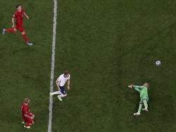 Pertandingan Kembali berlanjut melalui 2x15 menit, Timnas Inggris mendapat hadiah penalti pada menit 104. Eksekusi Harry Kane sempat ditepis Kasper Schmeichel namun bola liar langsung disambar Kane dan menjadi gol. Laurence Griffiths/Getty Images.