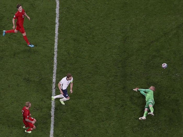 Pada setiap gelaran sepakbola hampir selalu ada tim-tim yang kurang dijagokan namun mampu berbicara banyak di atas rumput hijau, salah satunya Timnas Denmark.