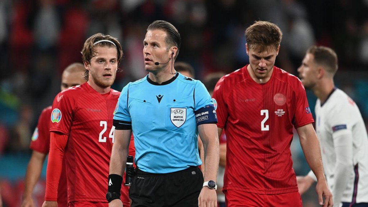 Danny Makkelie, Wasit Inggris Vs Denmark yang Berprofesi Polisi. Foto: Getty Images/Andy Rain - Pool