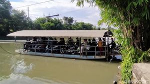 Demi Masuk Surabaya, Para Pemotor Ini Nyeberang Pakai Perahu Tambang