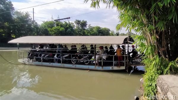 Demi Masuk Surabaya, Para Pemotor Ini Nyeberang Pakai Perahu Tambang